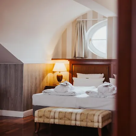 Vier Jahreszeiten Hotel 4*