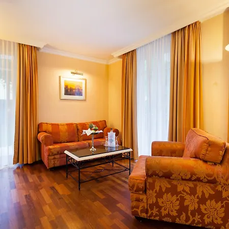 Vier Jahreszeiten Hotel 4*